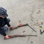 Caminaban con dos armas de fuego y un cuchillo