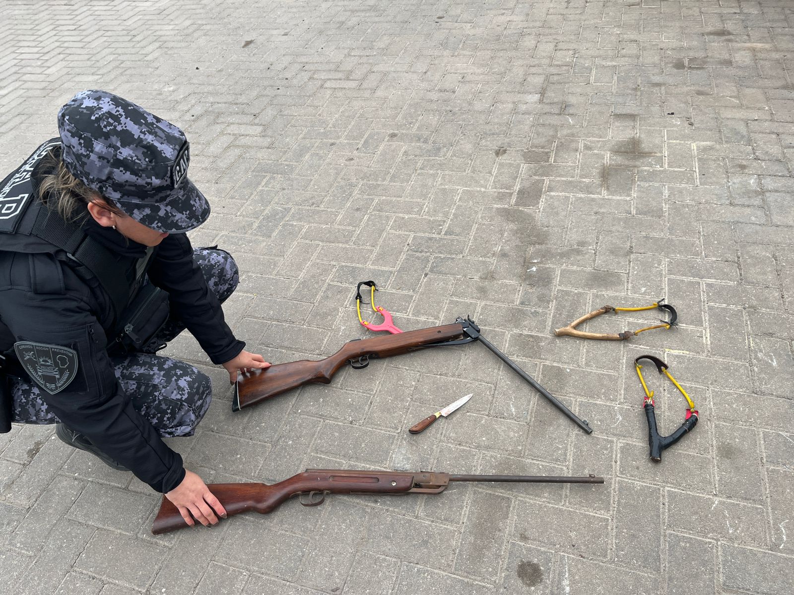 Caminaban con dos armas de fuego y un cuchillo